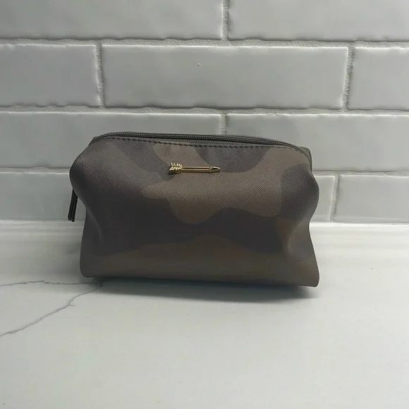 😎 FINAL PRICE 😎 Stella & Dot Pouf in Camo Print - Picture 1 of 4